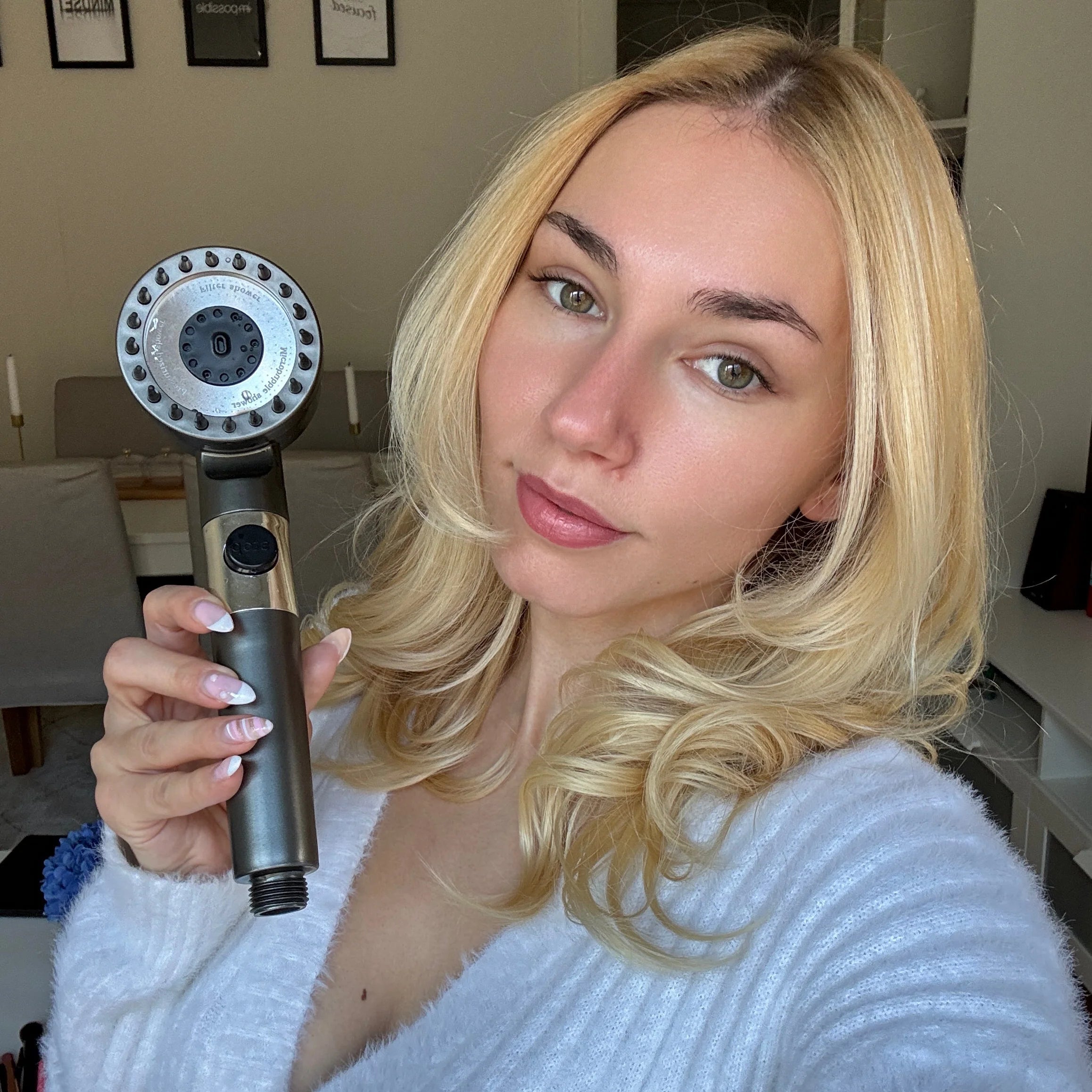 files/028_Veronika_J_selfie_with_product.jpg